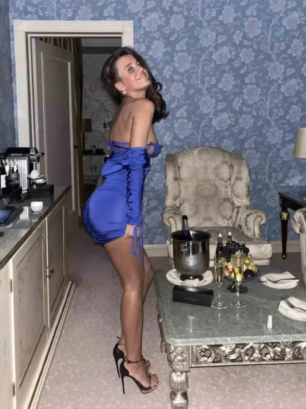 Молоденькая любвеобильная девочка.